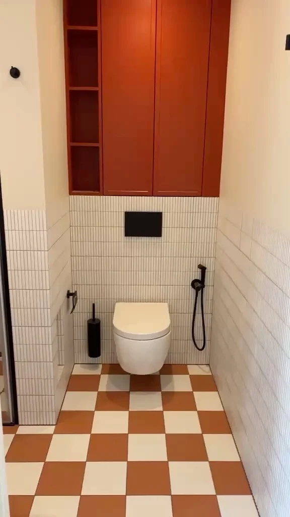 Toilet en rode inbouwkast