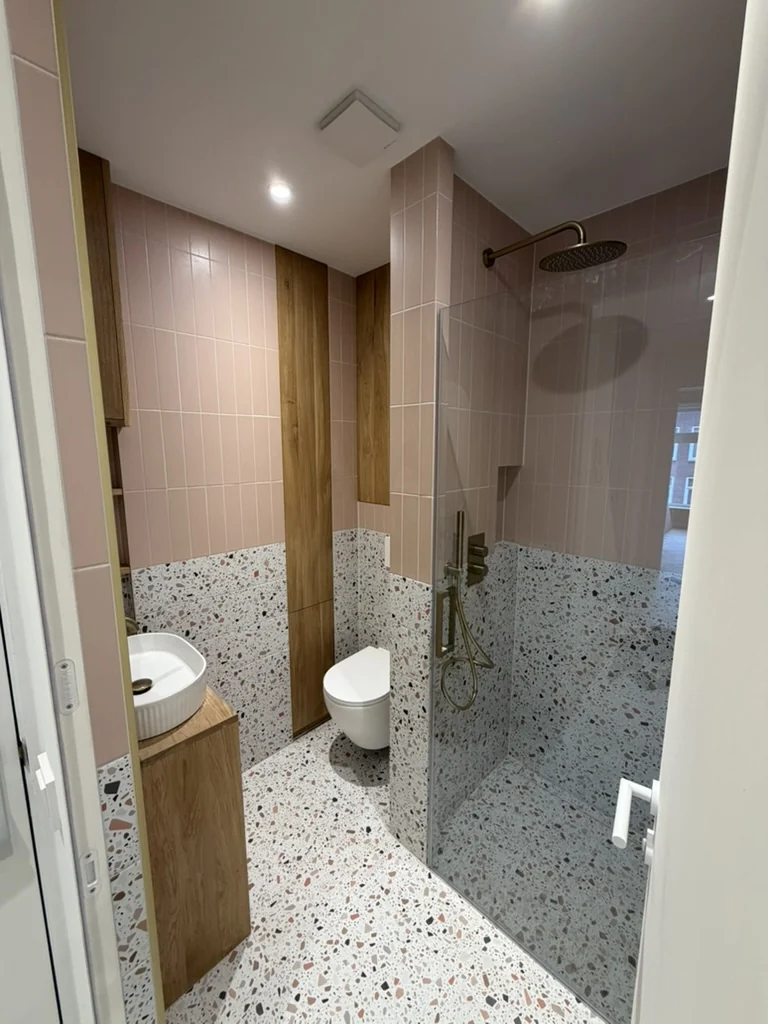 Complete badkamer met houtaccenten