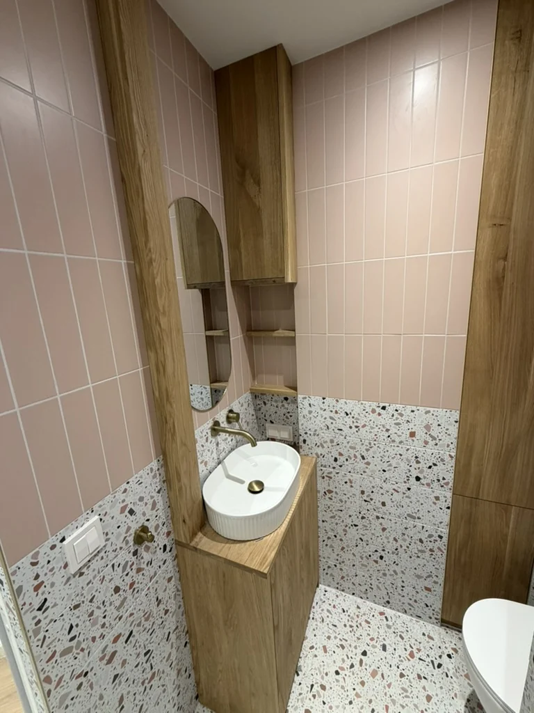 Wastafel met houten meubel