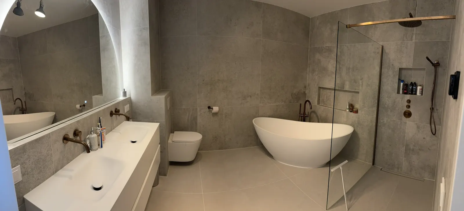 Complete badkamer met vrijstaand bad