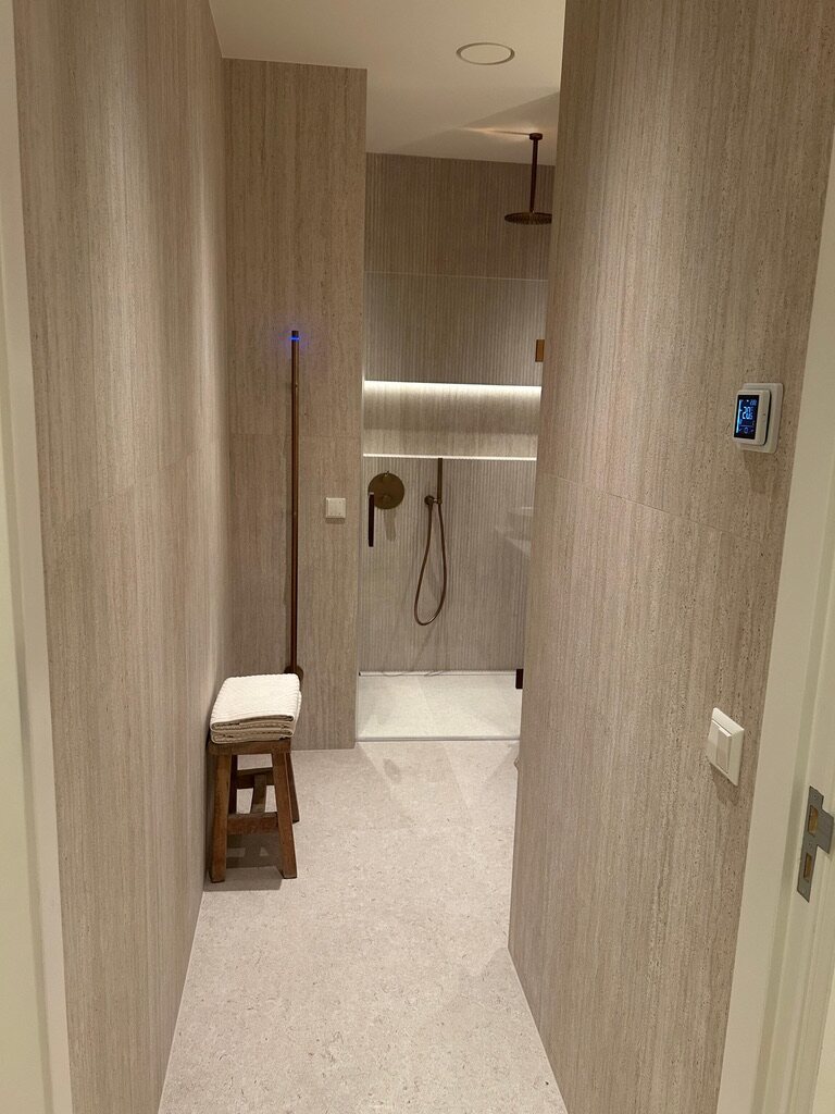 De badkamer vanaf de deur