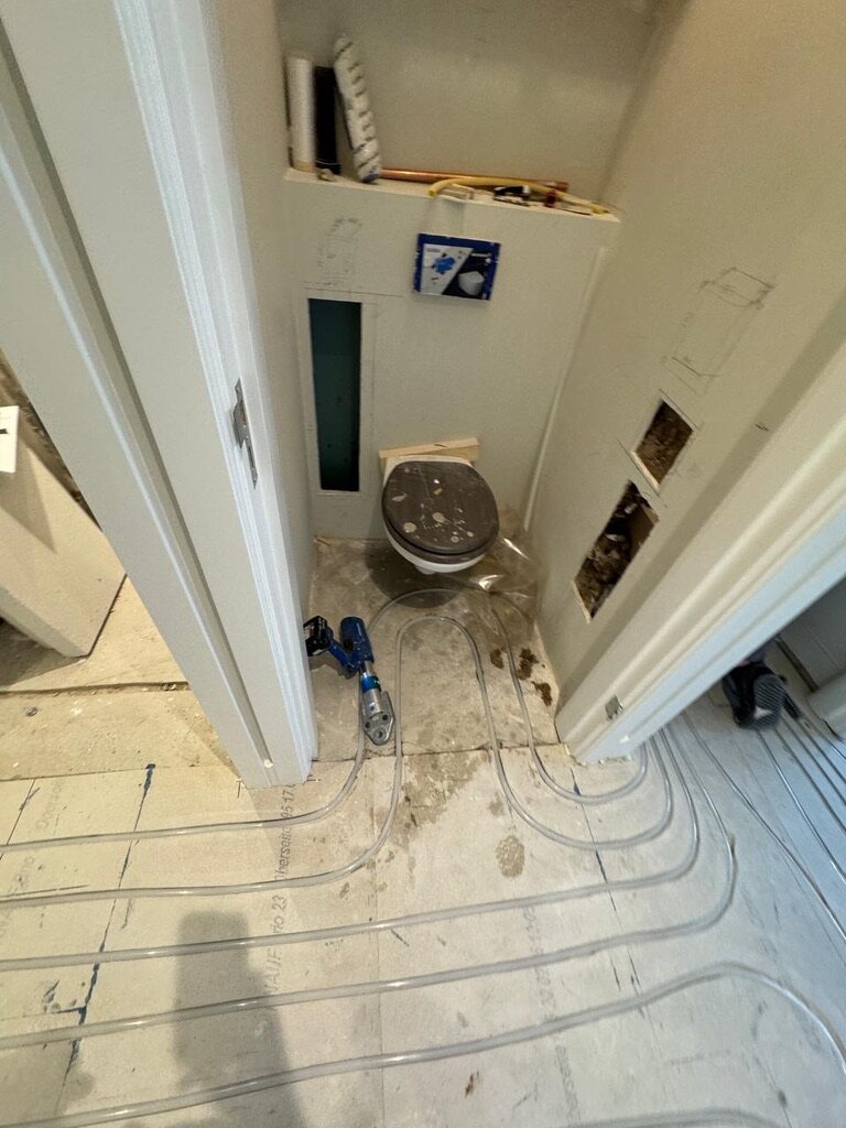 Voor — Badkamer: vóór de renovatie en na oplevering