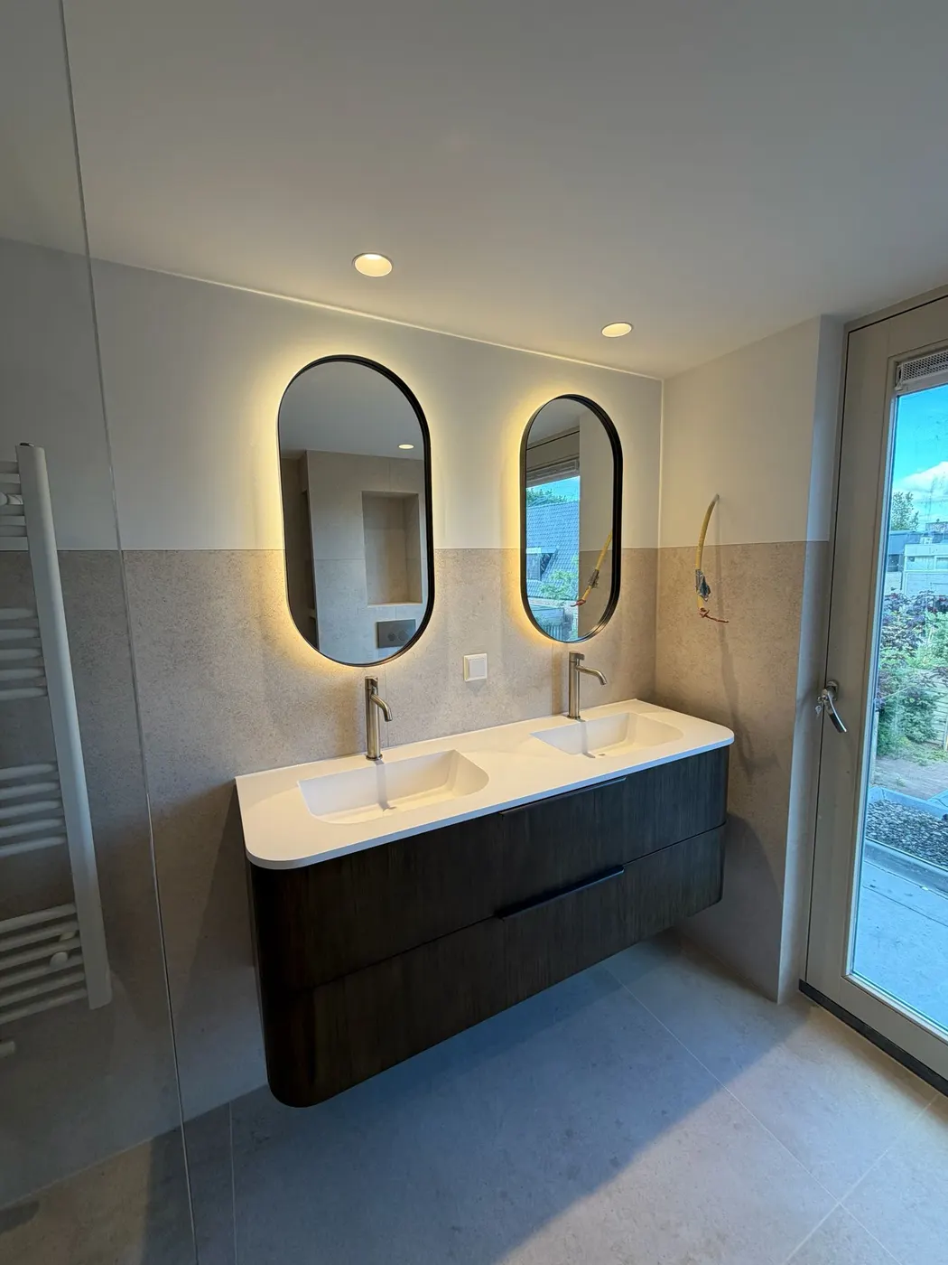 Badkamer met verlichte spiegels