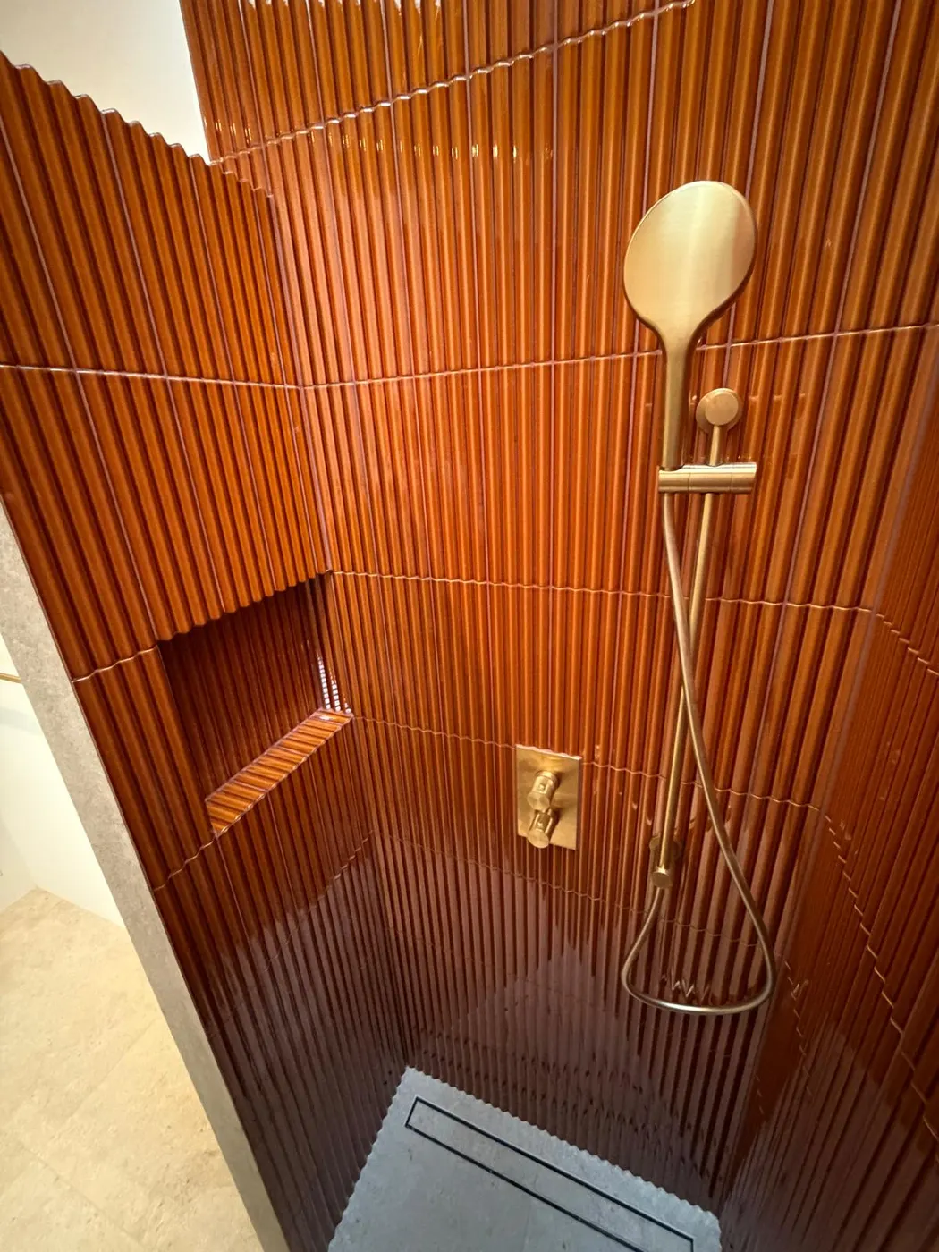 Douche met terracotta tegels