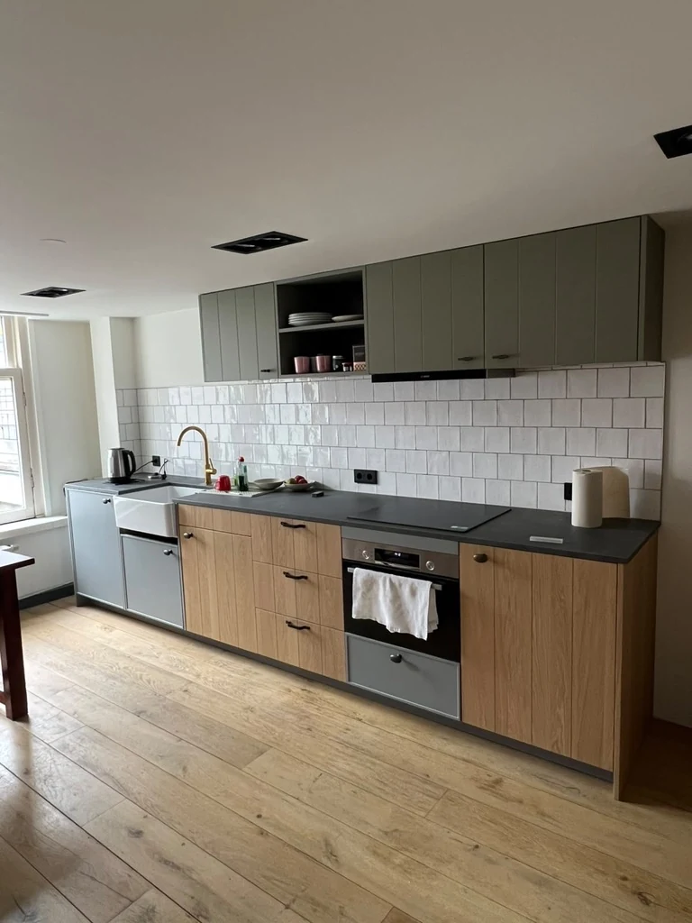 Keuken met houtaccenten