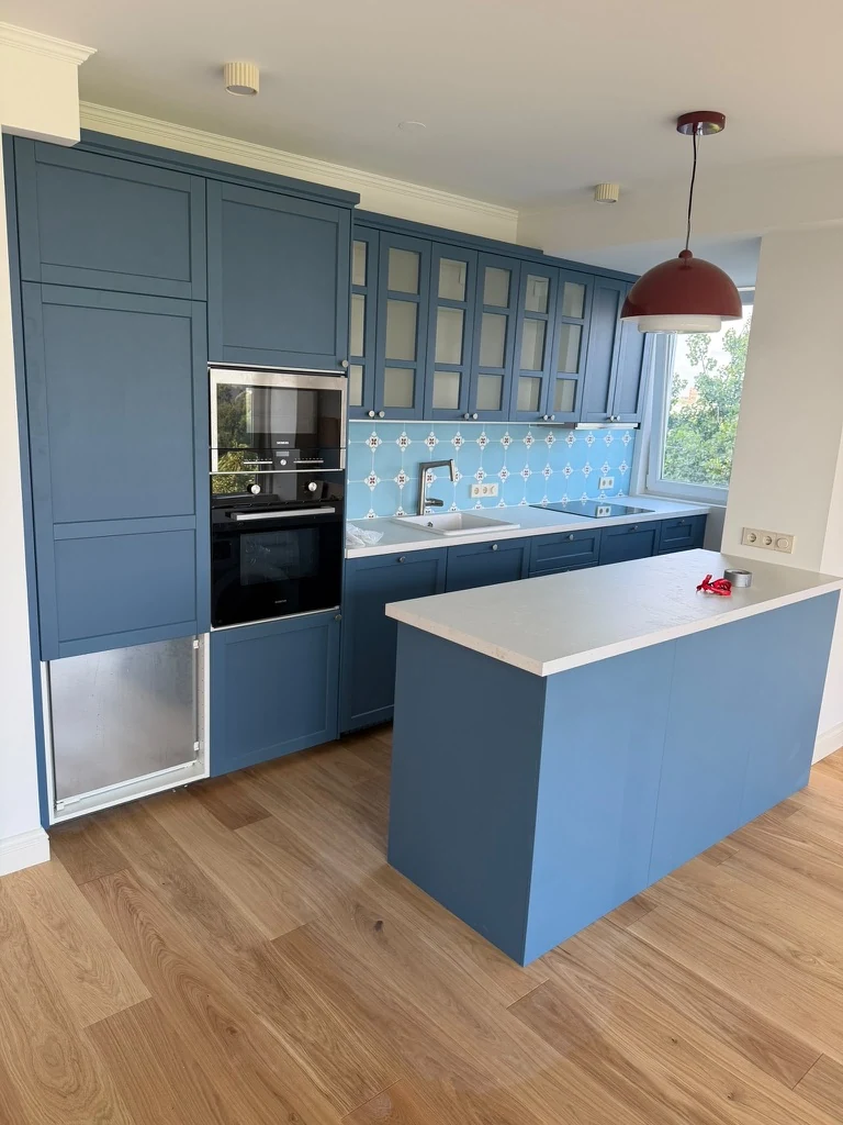 Blauwe keuken met eiland