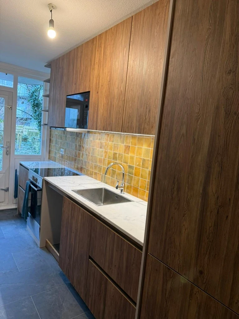Hout en okergele tegels