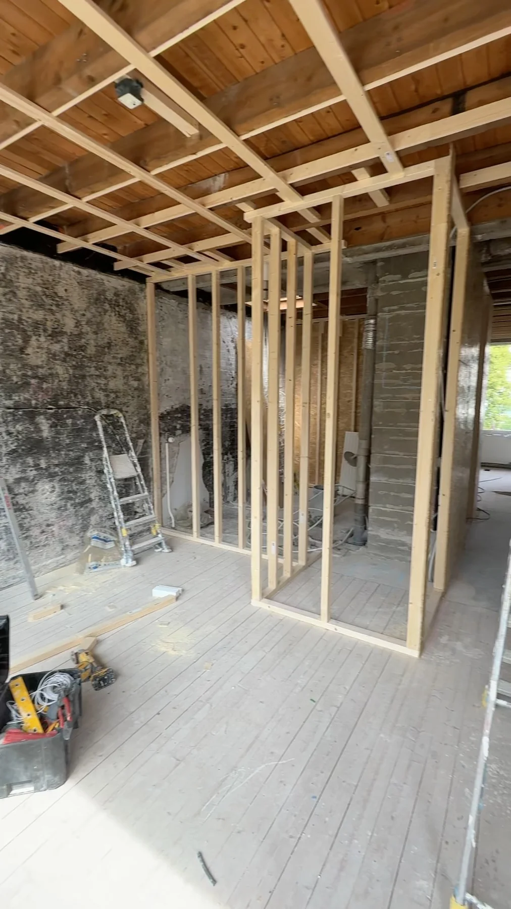 Nieuwe houten scheidingswanden