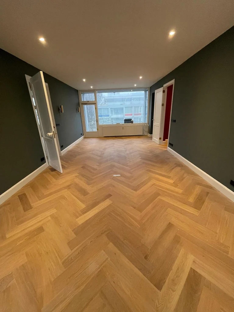 Woonkamer met visgraatvloer