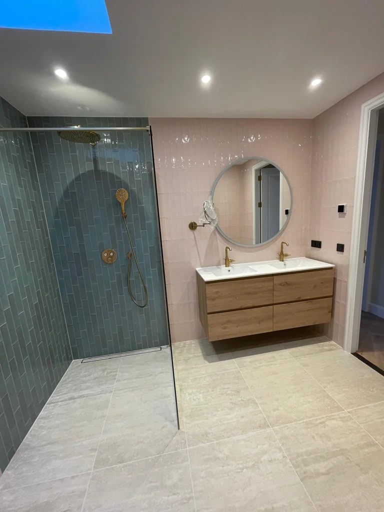 Badkamer met douche en dubbele wastafel