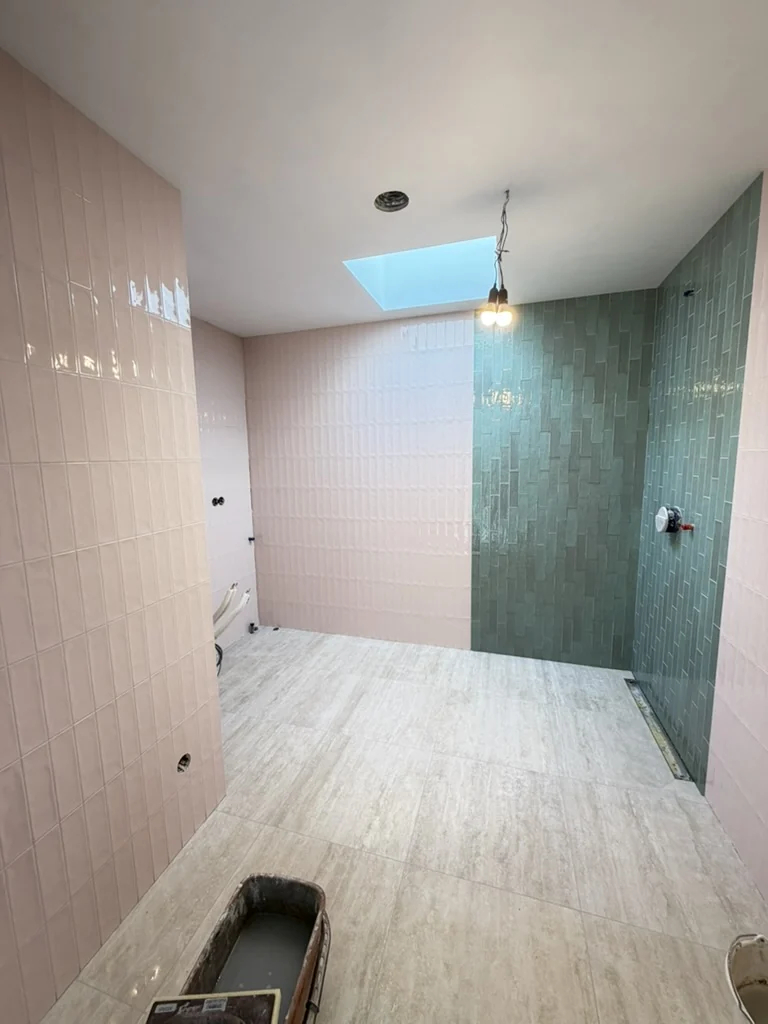 Voor — Badkamer: van tegelwerk naar complete badkamer