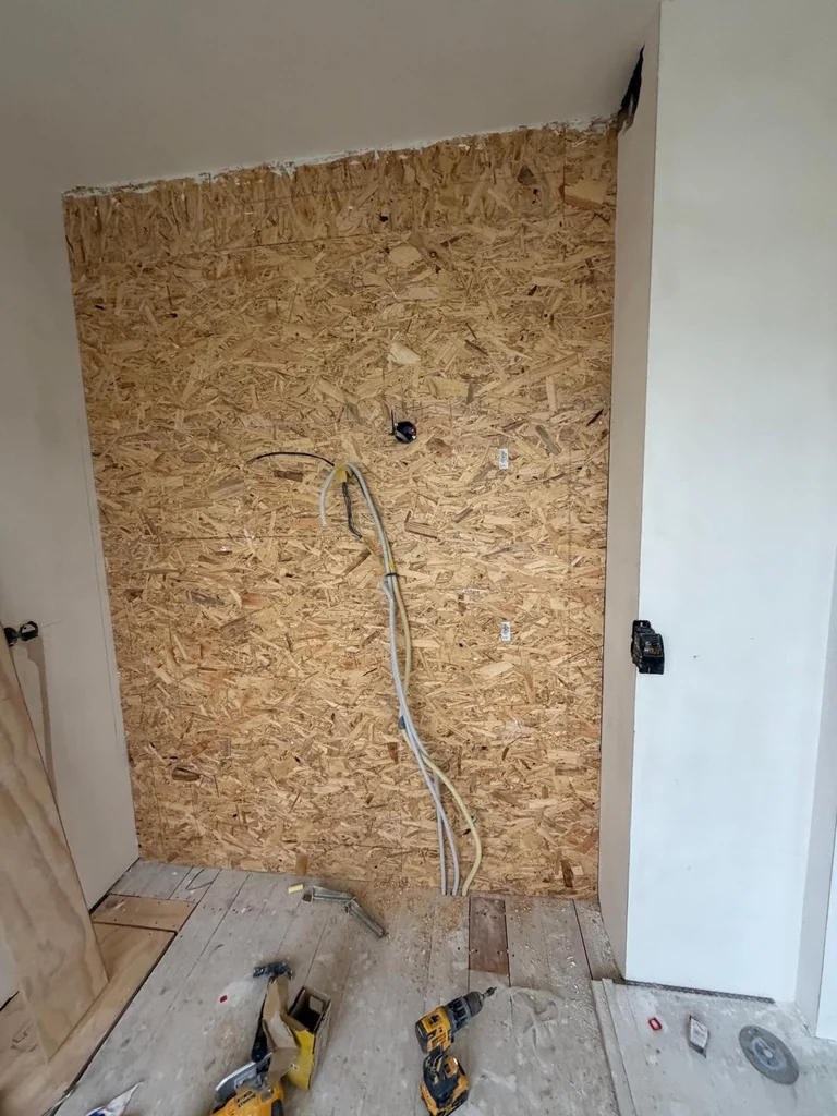 Keukenwand en aansluitingen