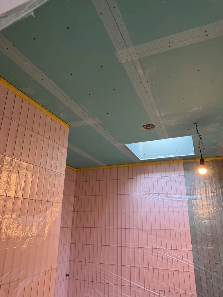 Plafondafwerking rond het daklicht