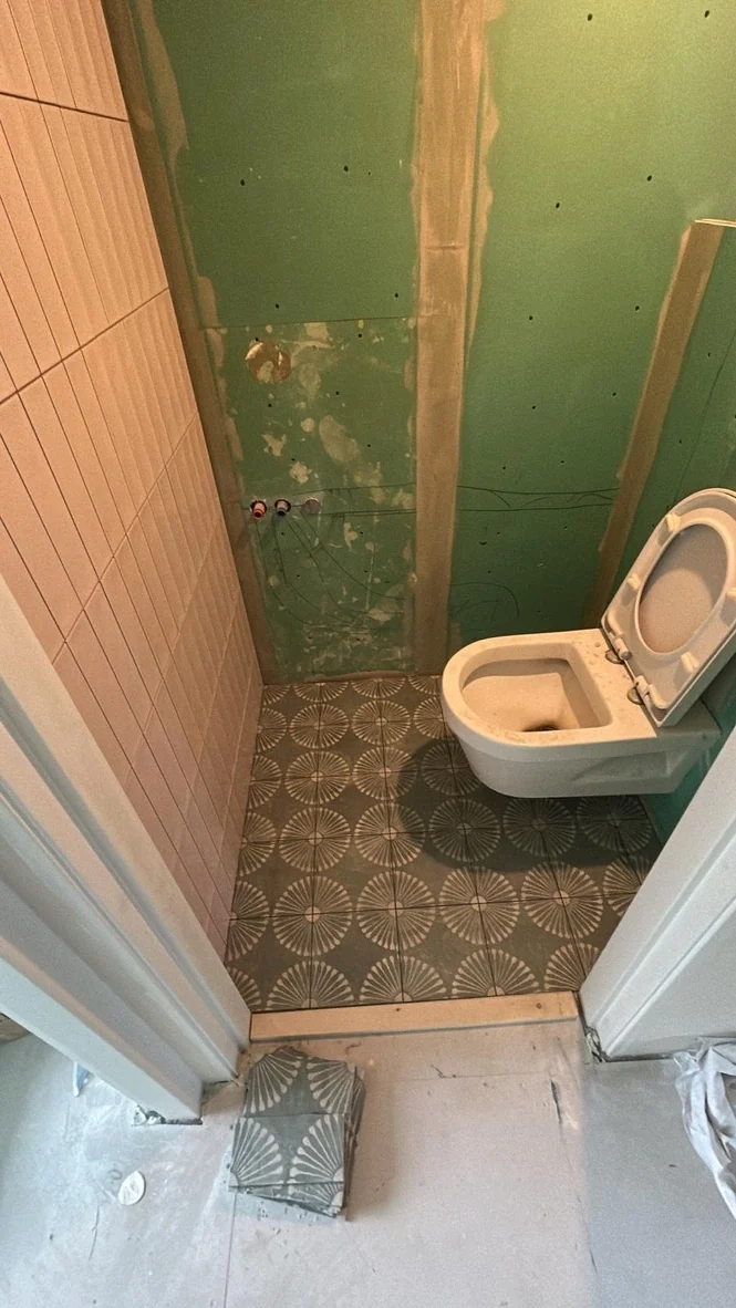 Toilet in opbouw
