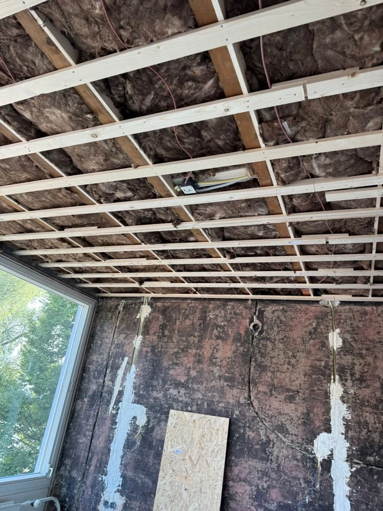 Isolatie en elektra in het plafond