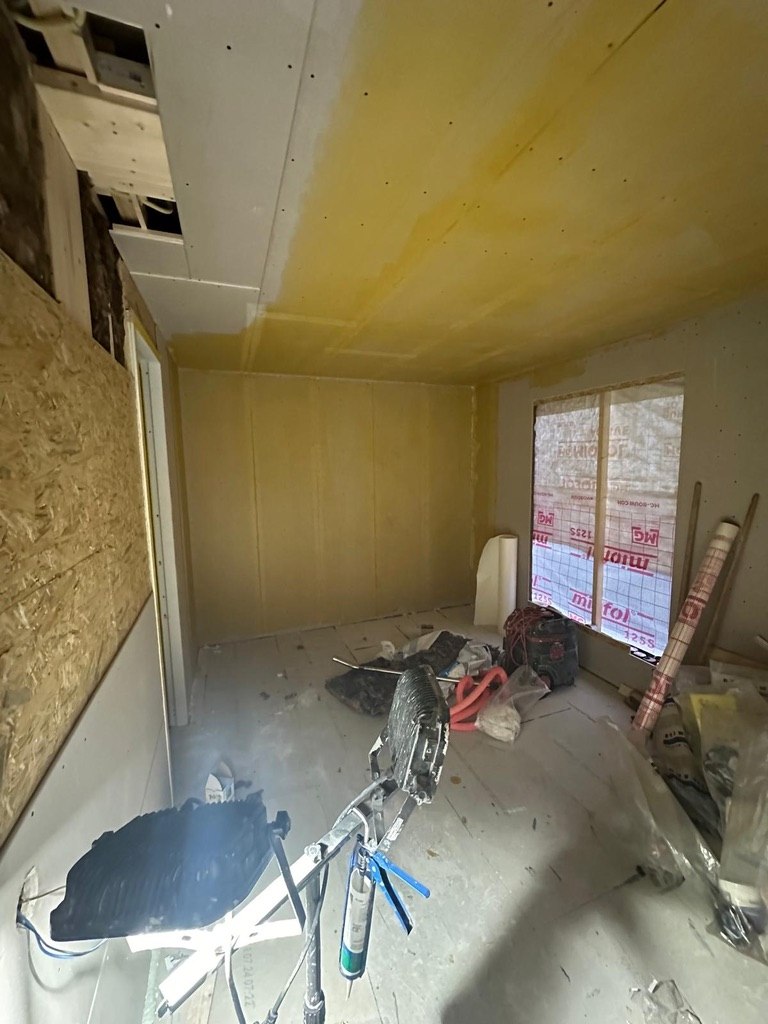 Voor — Slaapkamer: van ruwbouw naar afgewerkte kamer