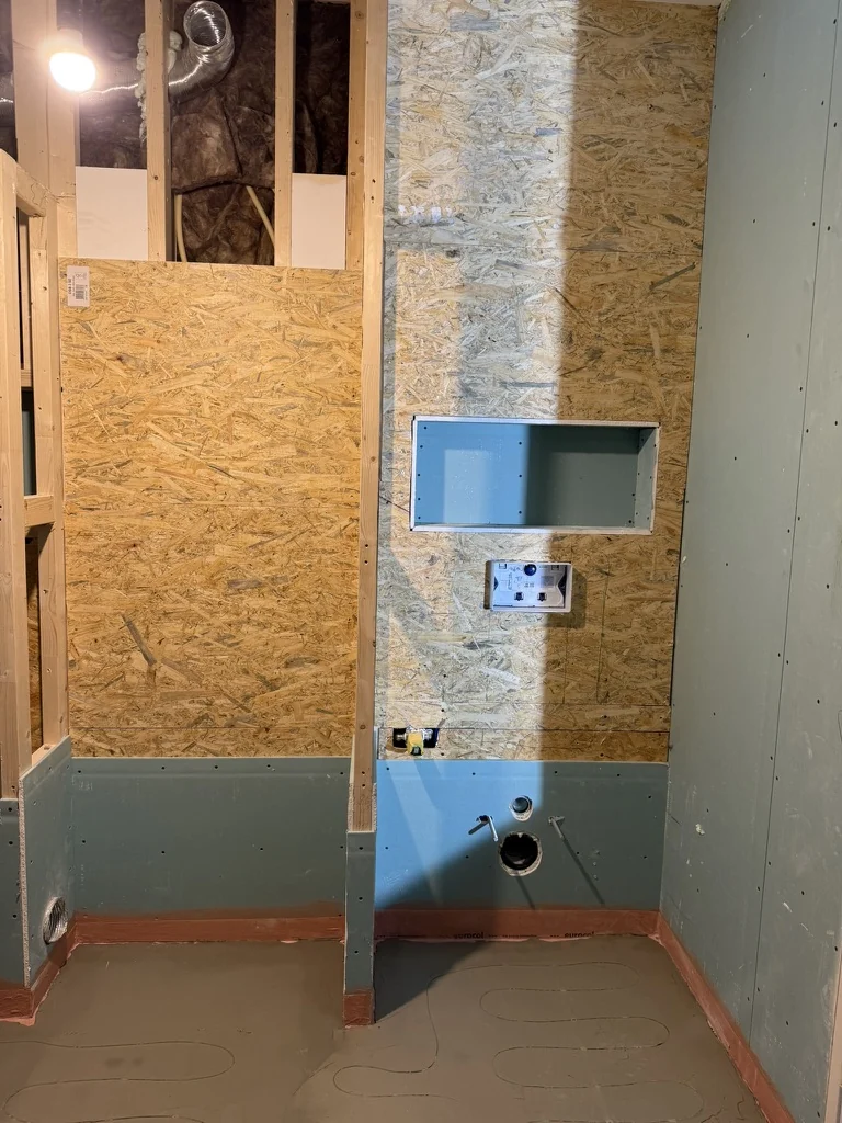 Inbouwreservoir en leidingwerk