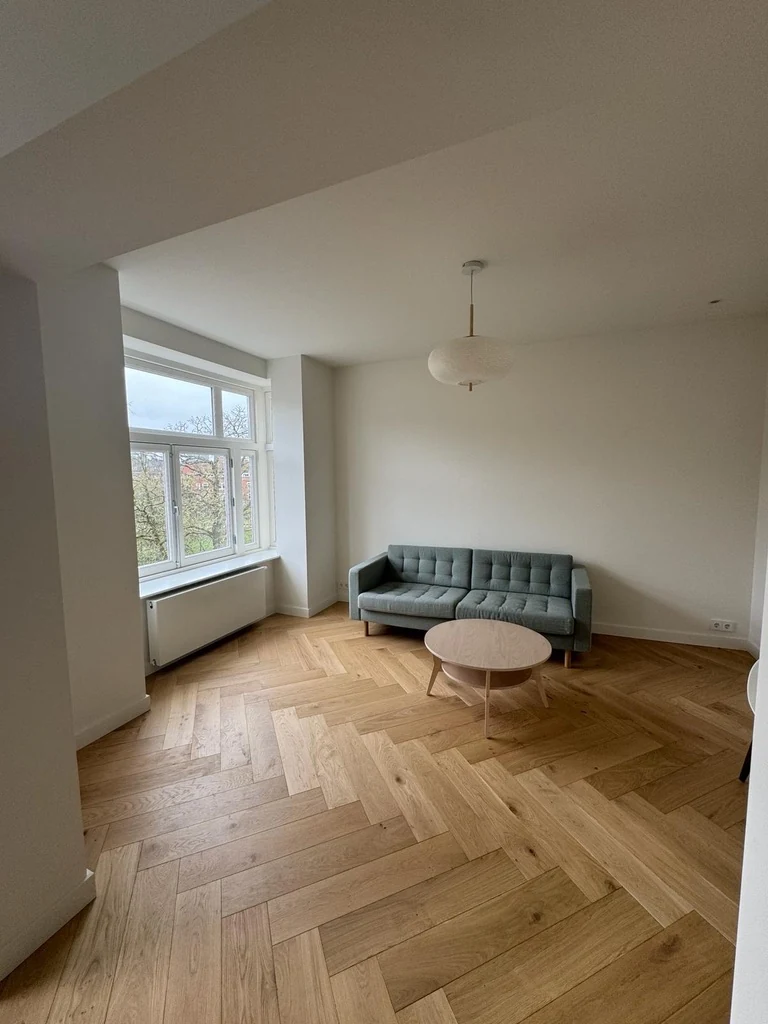 Woonkamer met lichte vloer